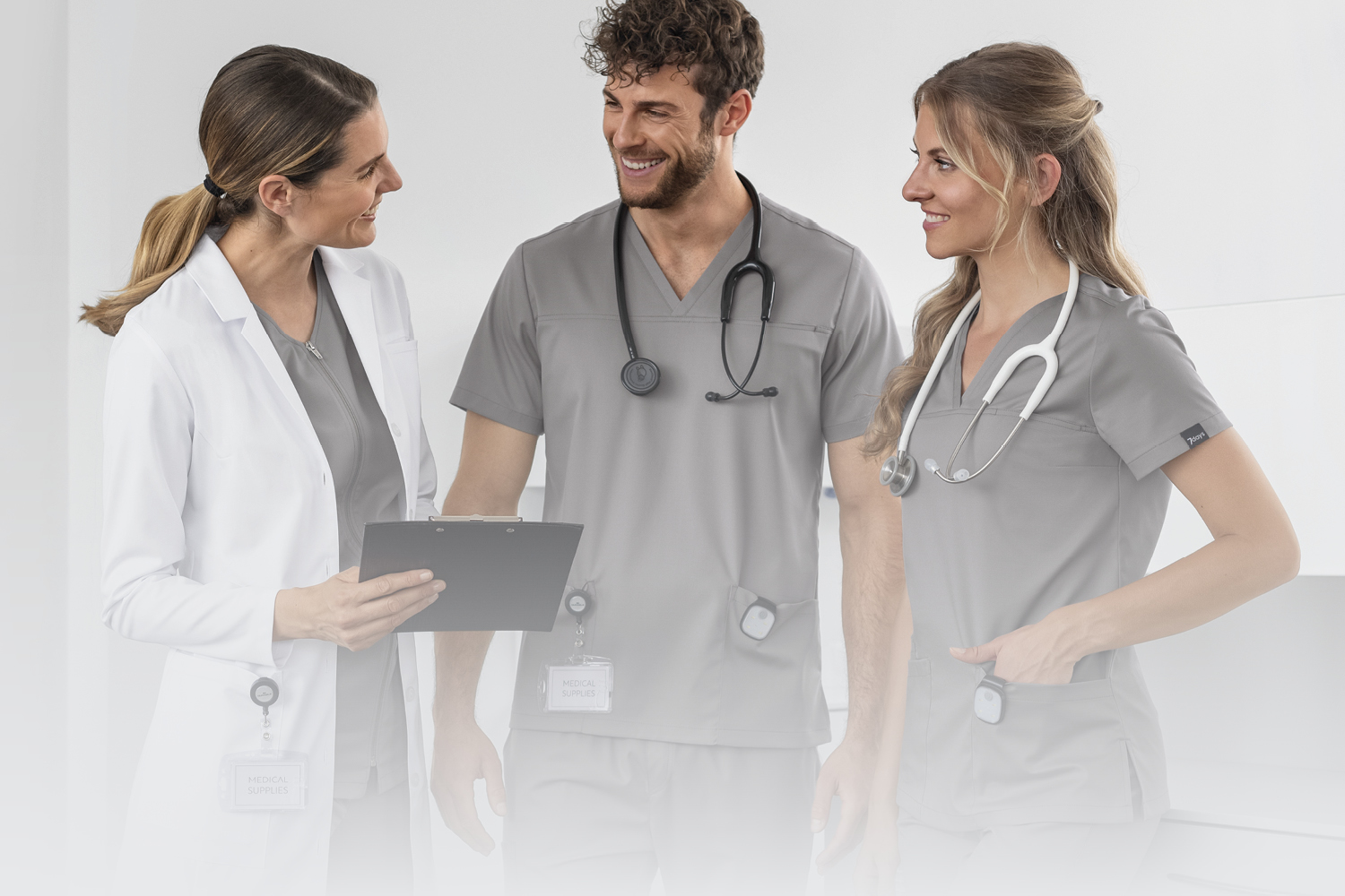 Trois personnes en vêtements de travail 7days se 