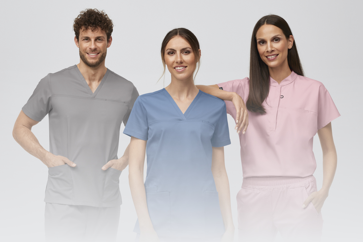 Trois personnes en vêtements professionnels 7days regardent vers l'appareil photo