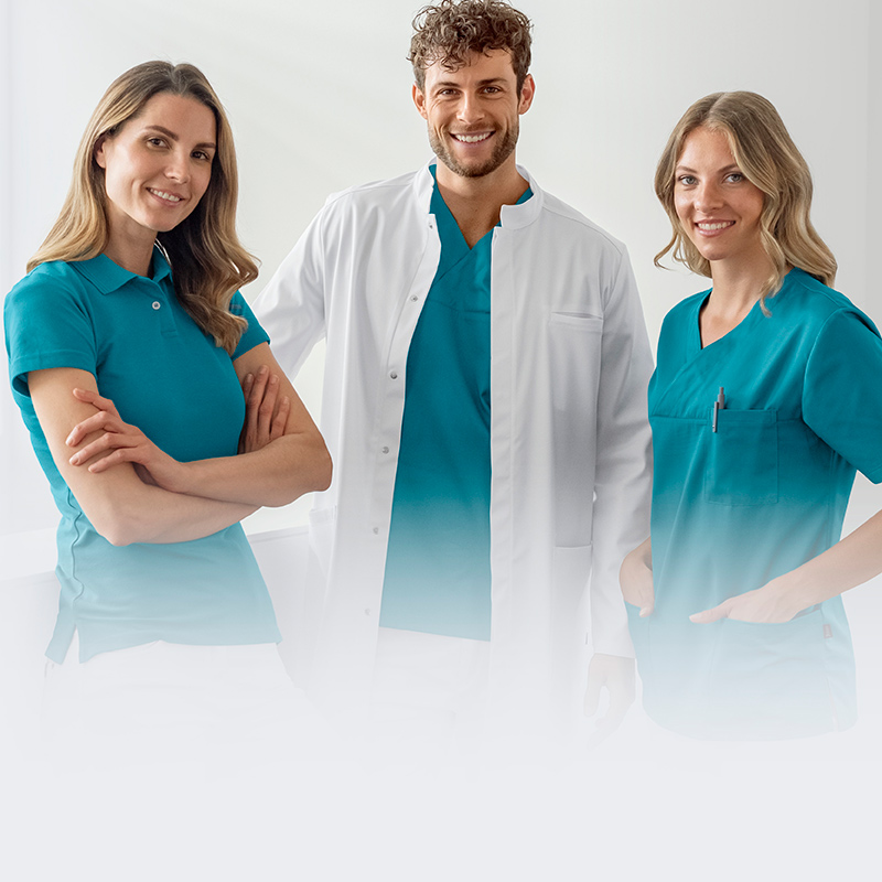Un homme en blouse de médecin et en casaque turquoise et deux femmes en polo et en casaque turquoise dans un cabinet médical