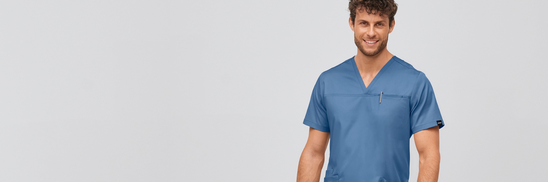 Homme en blouse médicale bleue