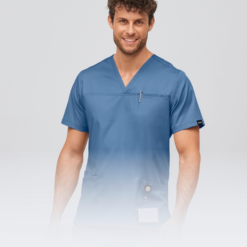 Homme en blouse médicale bleue